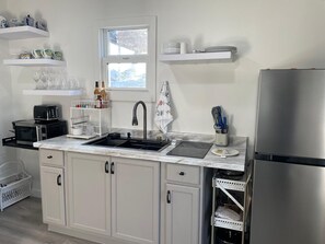 Kjøleskap, mikrobølgeovn, kokeplater og kaffetrakter/tekoker