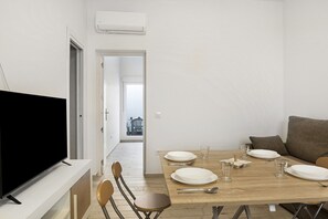 Dining - Apartment 'Apartamento Guzmán A' with Private Terrace, Wi-Fi and Air Conditioning (Barbate)