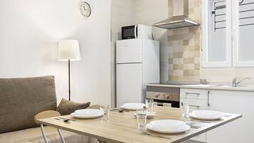 Een koelkast, een magnetron, een oven, een kookplaat