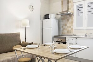 Fridge, microwave, oven, stovetop - Apartment 'Apartamento Guzmán A' with Private Terrace, Wi-Fi and Air Conditioning (Barbate)
