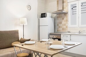 Réfrigérateur, four à micro-ondes, un four, surface de cuisson