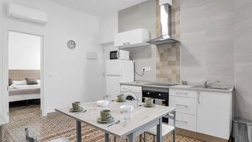 Jääkaappi, mikroaaltouuni, uuni, liesi