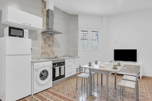 Kjøleskap, mikrobølgeovn, ovn og kokeplater