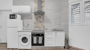 Jääkaappi, mikroaaltouuni, uuni, liesi