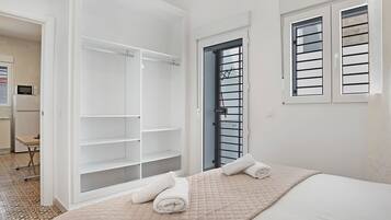 1 habitación, tabla de planchar con plancha, wifi gratis y ropa de cama