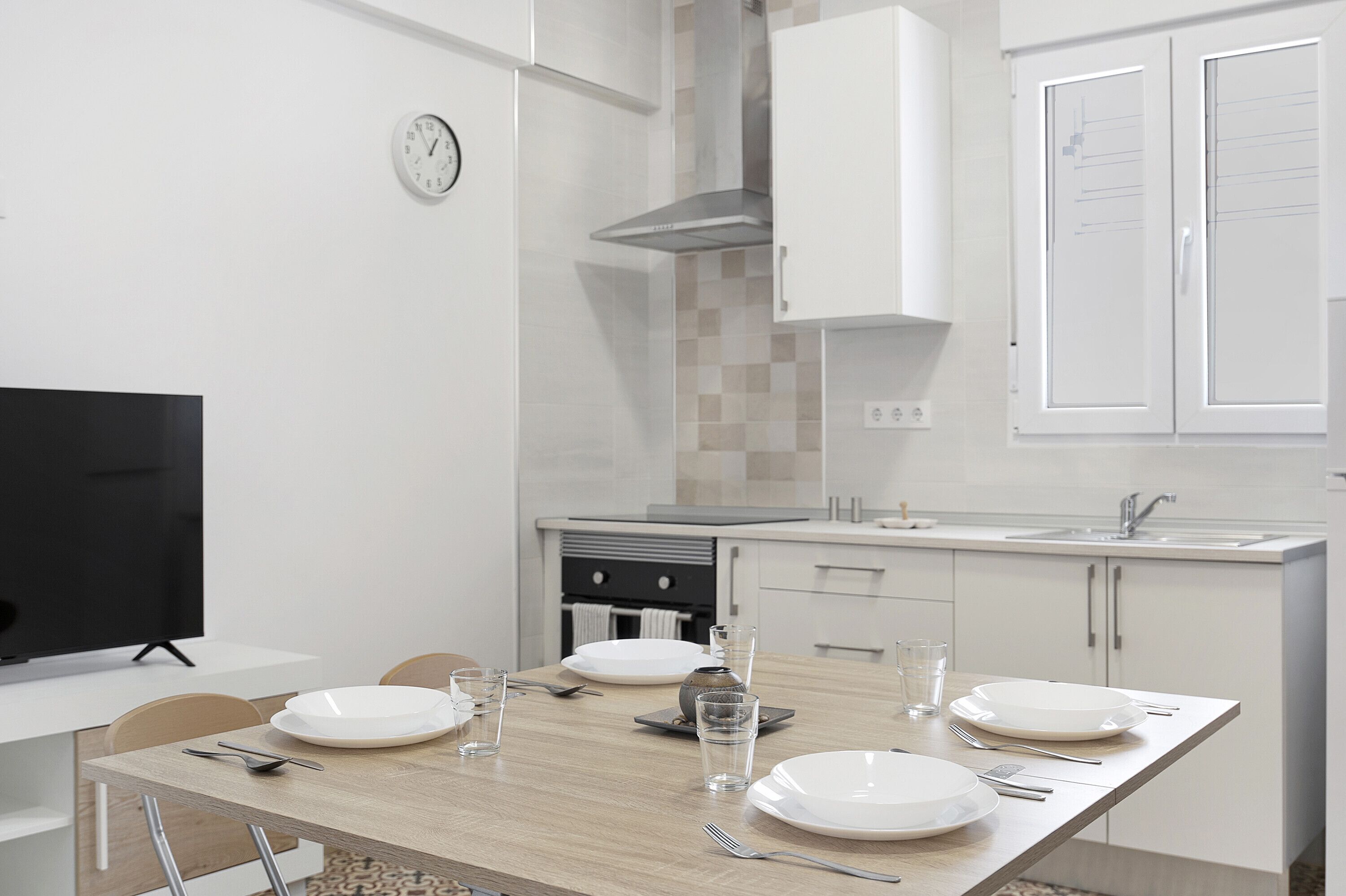 Frigorífico, microondas, horno y placa de cocina