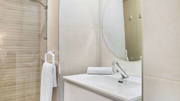 Ducha, secador de pelo y toallas