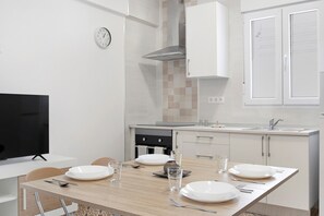 Frigorifero, microonde, forno, piano cottura