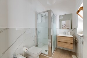 Shower, hair dryer, towels - Babbo House Sa Rocca Tunda: Exclusive Home 100m from the Sea with Private Parking (Sa Rocca Tunda)