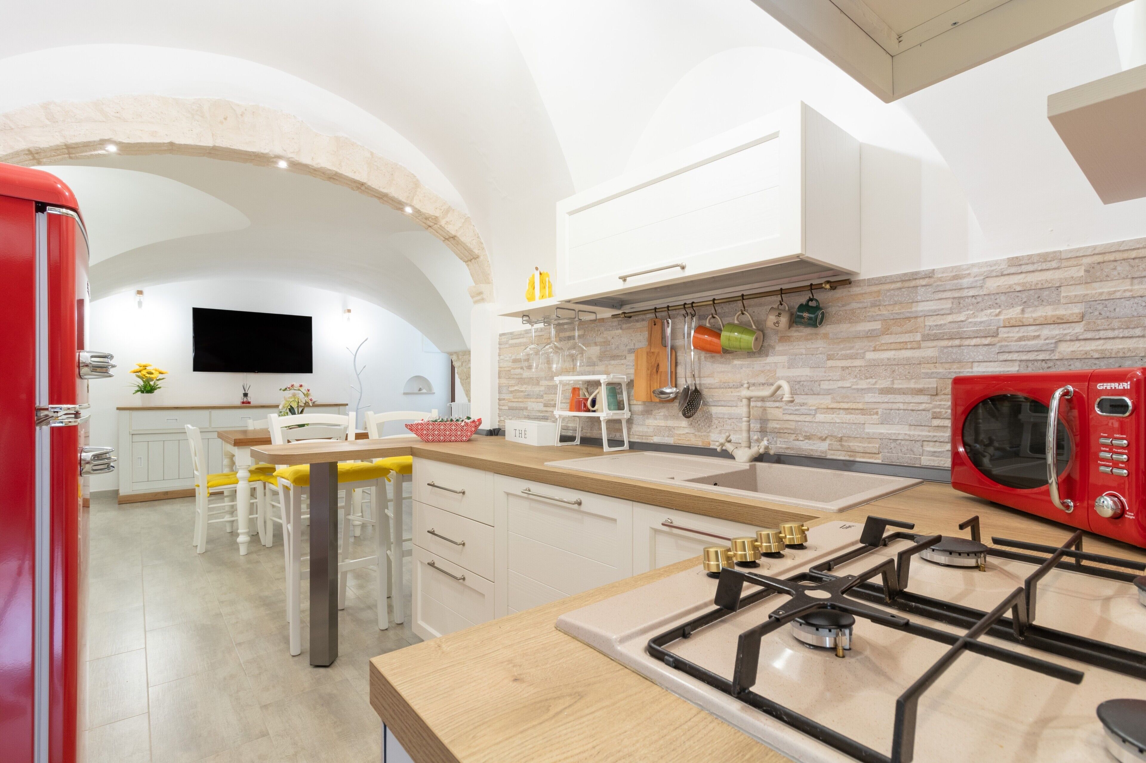 Frigorifero, microonde, forno, piano cottura