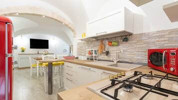 Frigorifero, microonde, forno, piano cottura