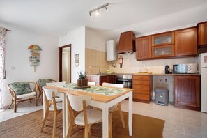 Fridge, microwave, oven, stovetop - Apartment 'Porto Dinheiro Beach 2' with Shared Pool, Shared Terrace and Wi-Fi (Ribamar - Lourinhã)