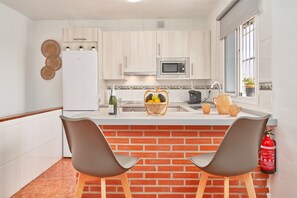 Fridge, microwave, oven, stovetop - Country Home 'Villa Angeles' with Sea View, Wi-Fi and Air Conditioning (Nerja)
