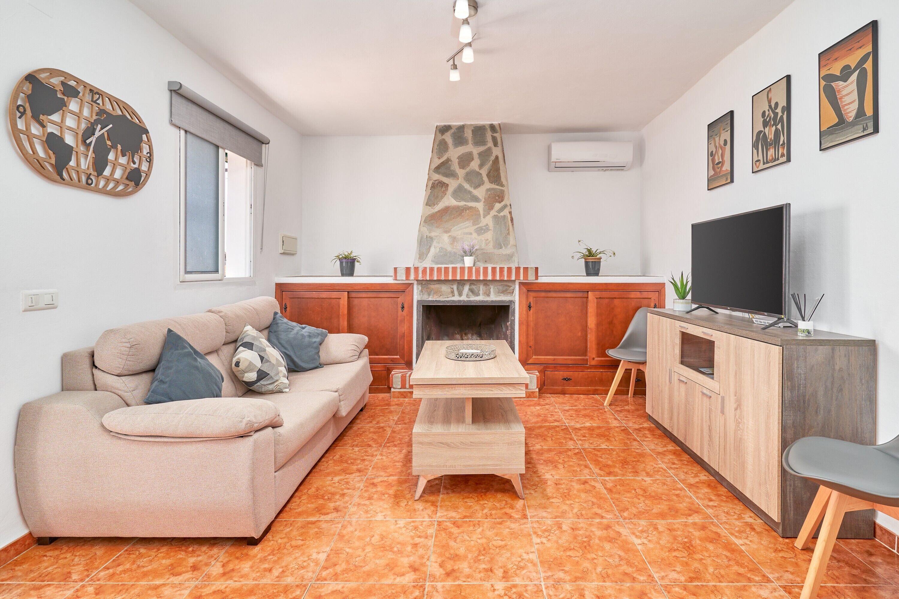 Televisión y chimenea 