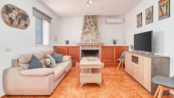 Televisión y chimenea