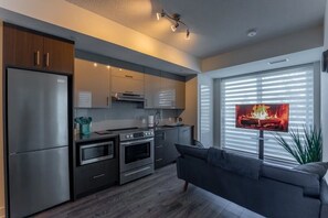 Microwave, oven, stovetop, dishwasher - Chic and Cozy 2 Bedroom Condo: Your Perfect Getaway Awaits!. (Toronto)