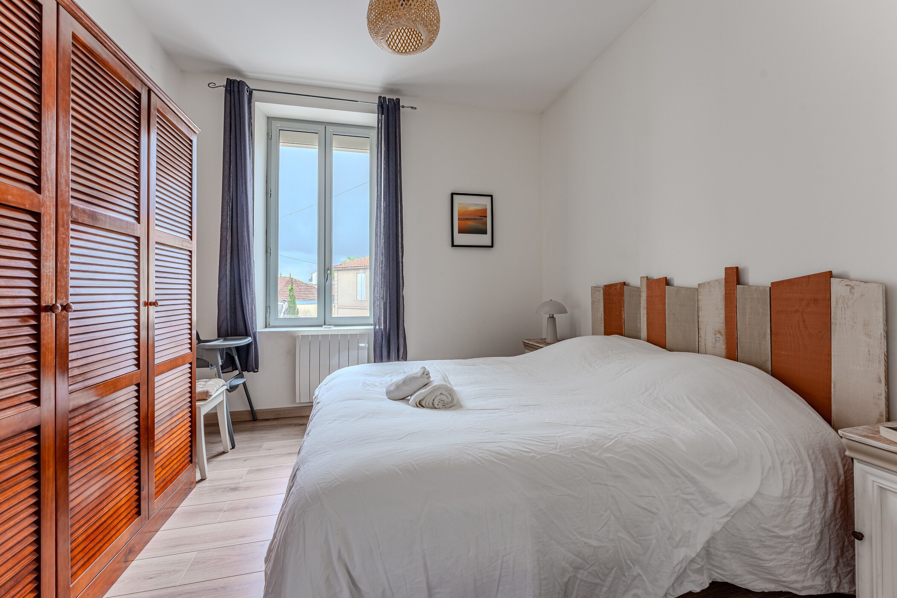 1 habitación, tabla de planchar con plancha, wifi gratis y ropa de cama 