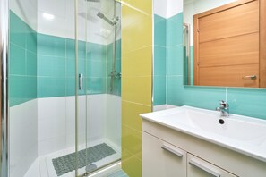 Ducha, secador de pelo y toallas
