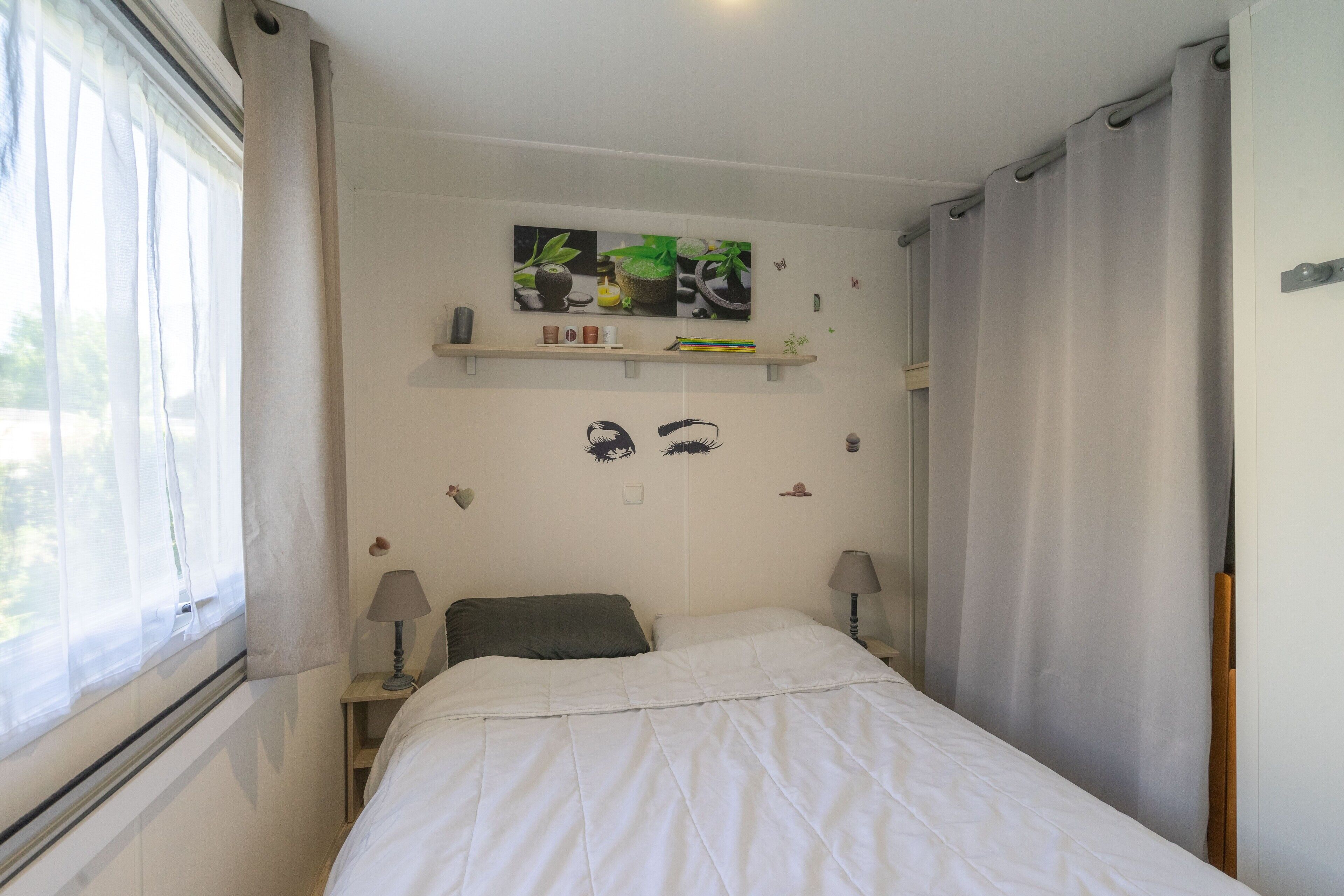 2 habitaciones y tabla de planchar con plancha 