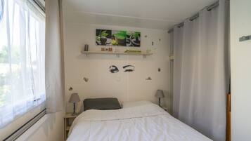 2 habitaciones y tabla de planchar con plancha