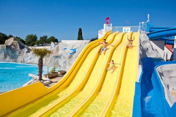 Pool - Mobile Home 'Mobil Home La Palmyre 4etoiles' with Private Terrace, Garden and Air Conditioning (Les Mathes)