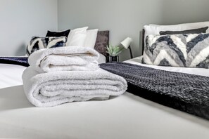 2 habitaciones, tabla de planchar con plancha, wifi y ropa de cama 