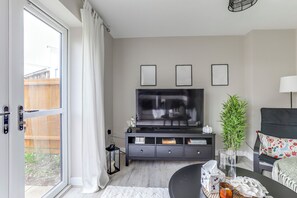 Smart TV - Modern spacious house near town w/large private garden (Peterborough)