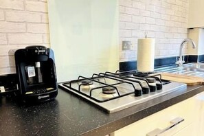 Geladeira, micro-ondas, fogão, cooktop