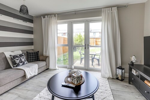 Modern spacious house near town w/large private garden