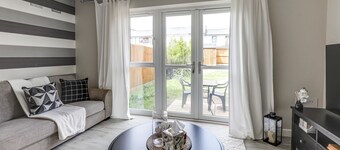 Modern spacious house near town w/large private garden