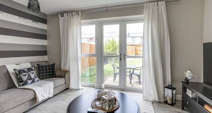 Modern spacious house near town w/large private garden