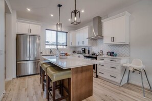 Fridge, microwave, oven, stovetop - LovelyHome• foosball • nearAirport •5QueenBeds •AC (Edmonton)