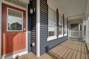 Exterior detail - LovelyHome• foosball • nearAirport •5QueenBeds •AC (Edmonton)