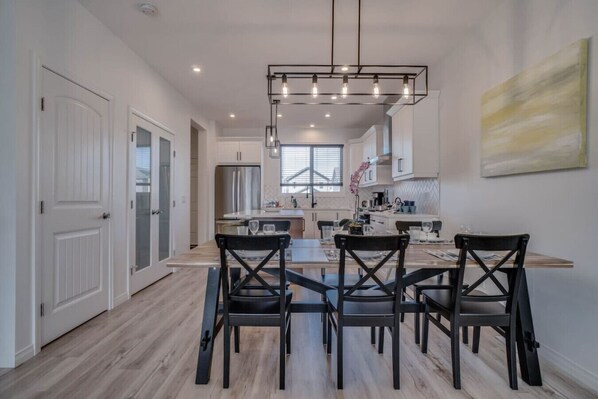 Dining - LovelyHome• foosball • nearAirport •5QueenBeds •AC (Edmonton)