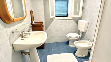 Suihku, hiustenkuivaaja, bidee, pyyhkeet