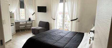 Habitación triple clásica, balcón, vista a la ciudad | Tabla de planchar con plancha y wifi gratis