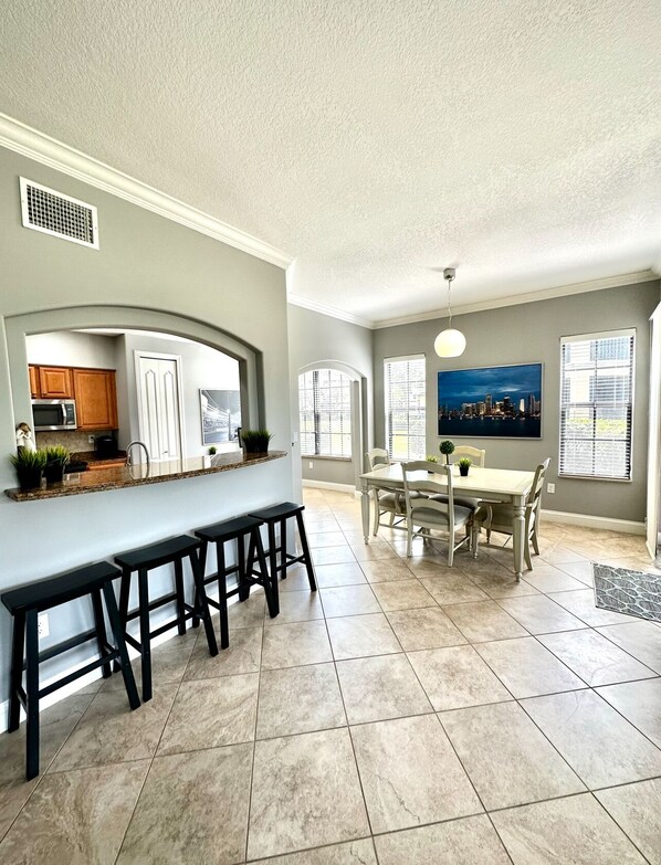 Dining - Centrally located in the heart of Naples cozy & spacious modern townhouse (Naples)