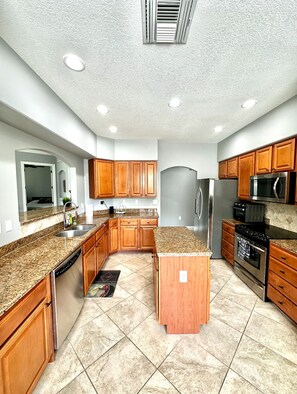 Private kitchen - Centrally located in the heart of Naples cozy & spacious modern townhouse (Naples)