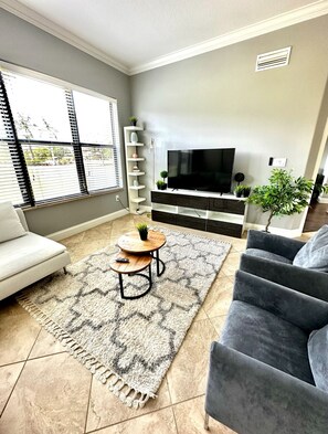 Living area - Centrally located in the heart of Naples cozy & spacious modern townhouse (Naples)