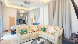 Familievilla, bassengutsikt | Oppholdsrom | Smart-TV