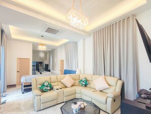 家庭別墅, 泳池景觀 | 客廳 | 智慧型電視