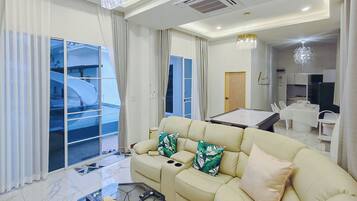 Vila família, vista para a piscina | Opções para refeição no quarto