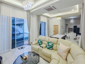 Vil·la familiar, vistes a la piscina | Zona de menjador de l'habitació