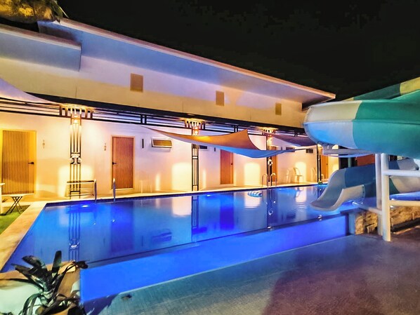 2 piscines a l'aire lliure