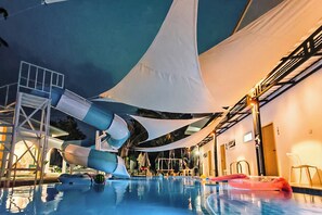 2 outdoor pools