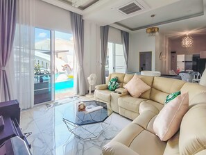 家庭別墅, 泳池景觀 | 客廳 | 智慧型電視