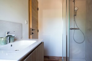 Een douche, een haardroger, handdoeken, zeep