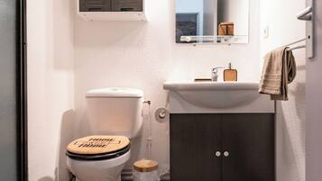 Douche, serviettes fournies, papier toilette