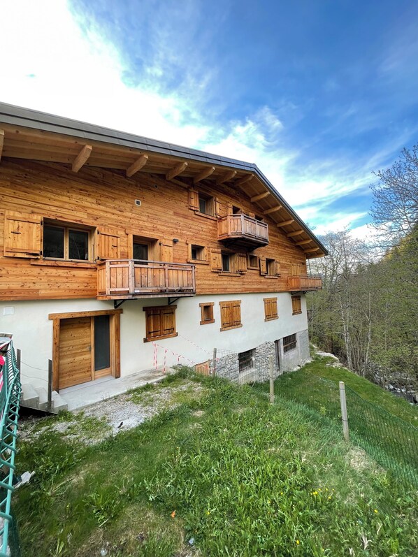 Exterior - Appartement Neuf et Cosy Deux Chambres Dans Chalet de 2024 (La Giettaz)