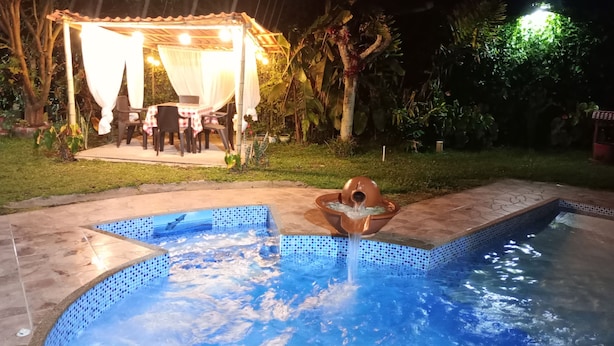 An outdoor pool area with a hot tub, a covered seating area, and a well-maintained garden. - Hotel campestre sueño del abuelo (Pereira)